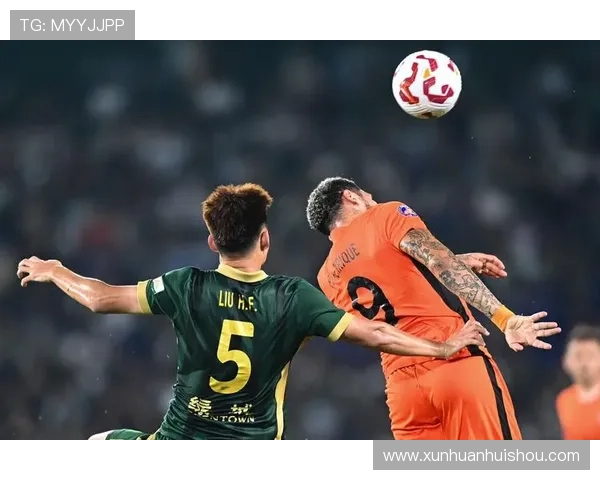 过人一条龙技惊四座的足球巨星揭秘：从默默无闻到世界瞩目之路